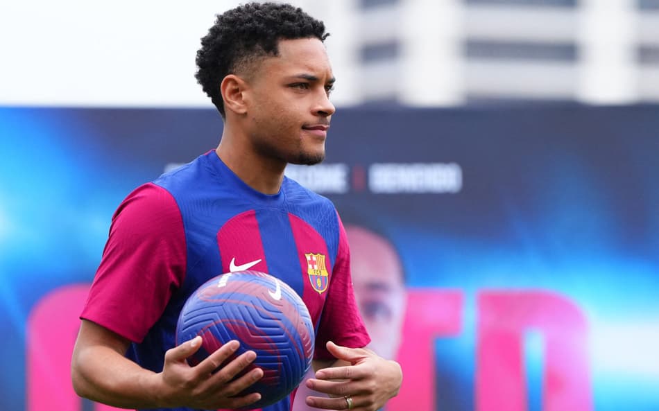 Vitor Roque revela que contratou coach mental após saída do Barcelona