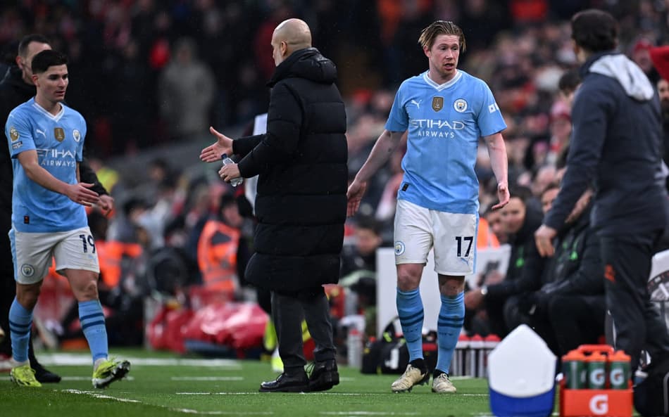 Guardiola ameniza ‘treta’ com De Bruyne durante empate com o Liverpool