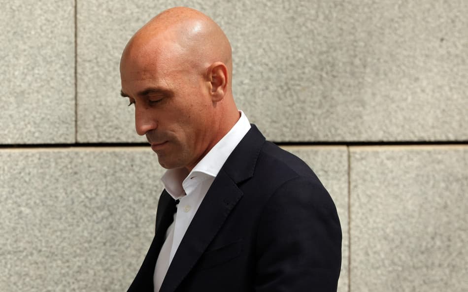 Ex-presidente da Federação Espanhola é detido e liberado após prestar depoimento