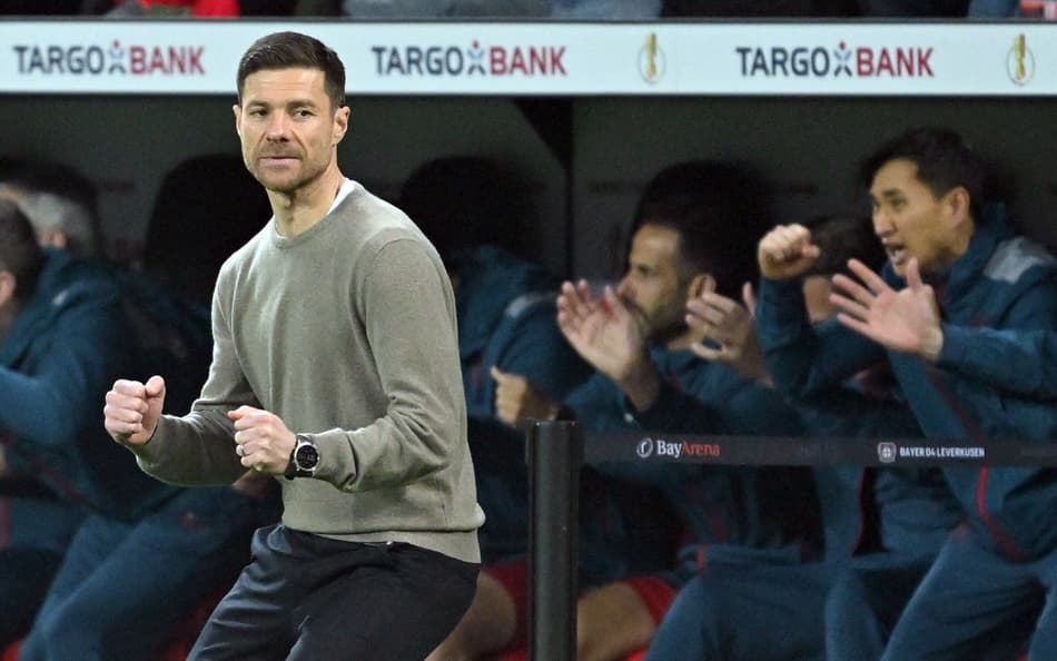 Xabi Alonso mostra o que aprendeu com ‘mestres’ em conquista da Bundesliga, seu primeiro título