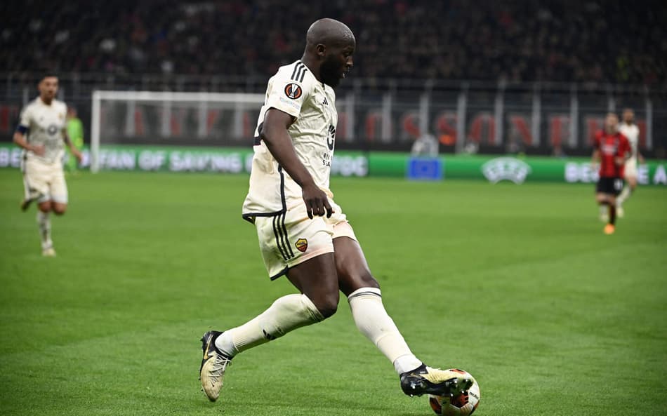 Lukaku ‘desmonta’ adversário na Europa League, e internet brinca com jogada: ‘Bateu na massa’