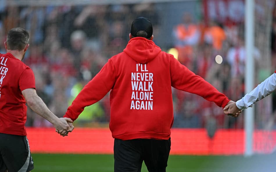 VÍDEO: Klopp acompanha último ‘You’ll Never Walk Alone’ com a torcida do Liverpool