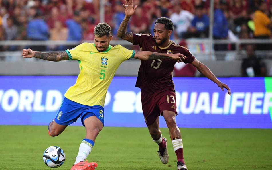 Martínez sai machucado em jogo do Brasil e vira preocupação no Corinthians