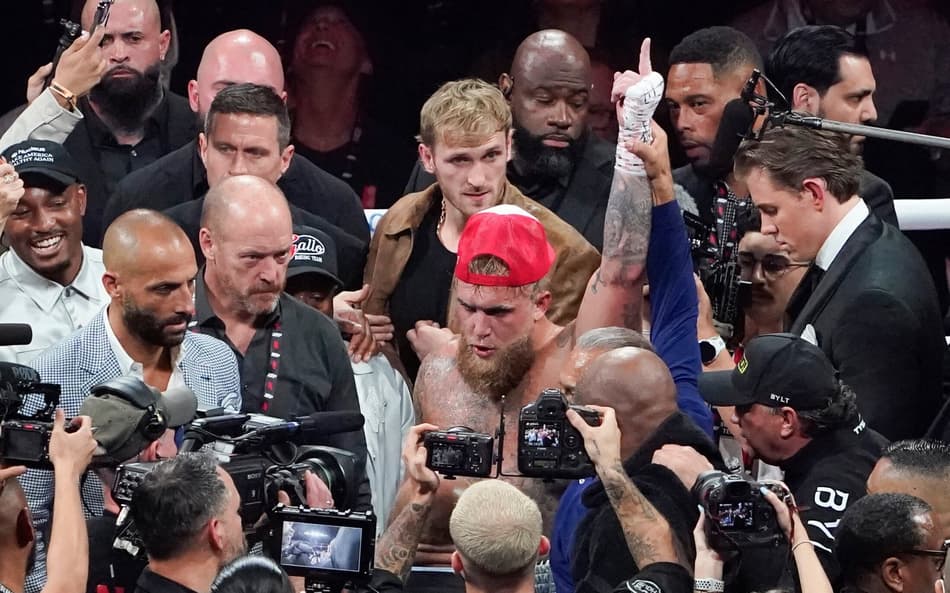 No duelo de gerações, Jake Paul vence Mike Tyson em luta sem emoção