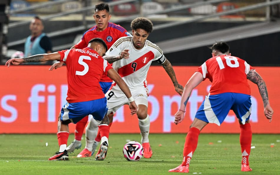 Em jogo movimentado, Peru e Chile empatam pelas Eliminatórias