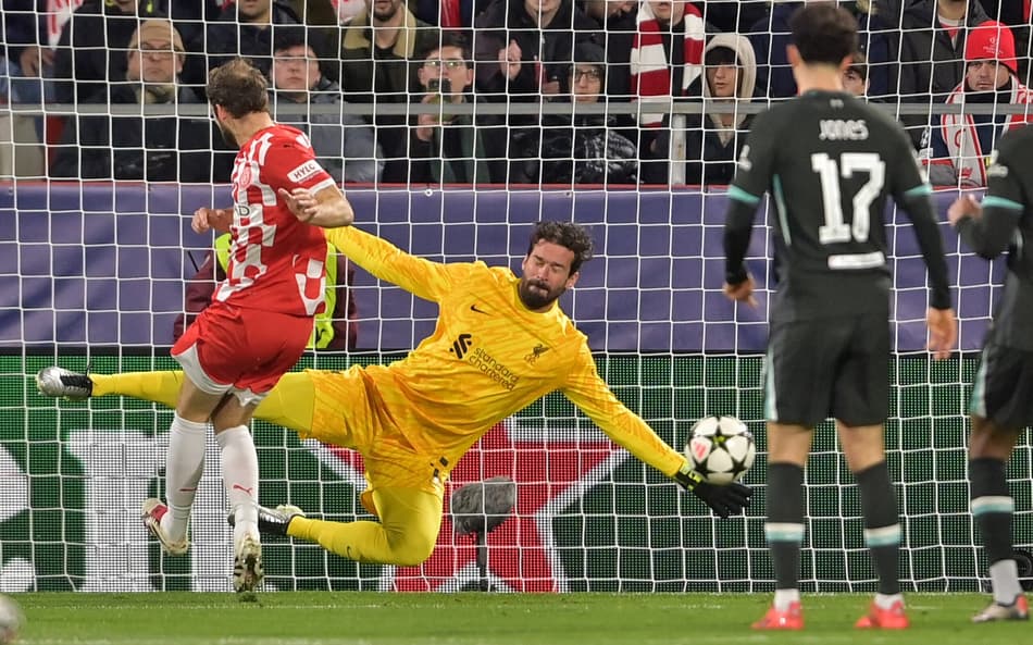 Alisson retorna de lesão e é destaque em vitória do Liverpool na Champions
