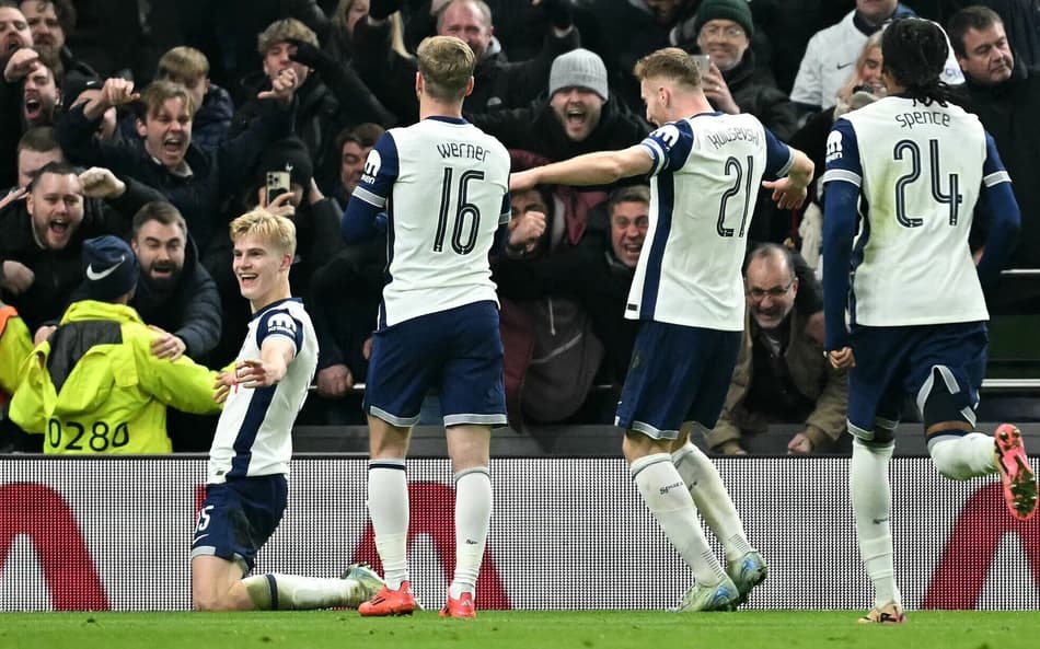 Tottenham marca no fim e vence o Liverpool na Carabao Cup