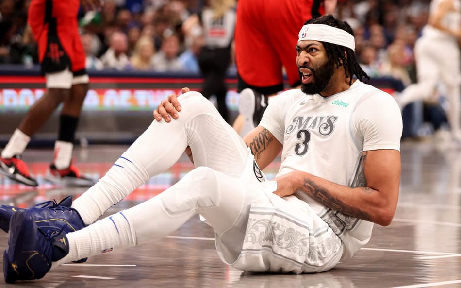 Desfalque do Mavericks, Anthony Davis é flagrado fumando durante partida de golfe