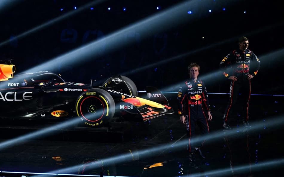 Red Bull faz shakedown com pilotos no RB21 antes de testes no Bahrein