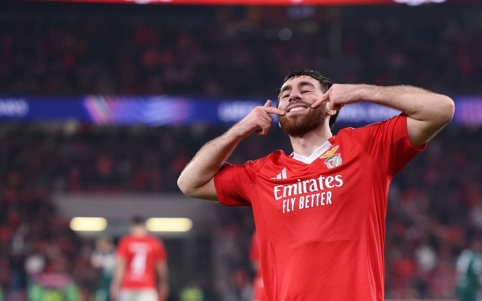 Em jogo eletrizante, Benfica avança na Champions League