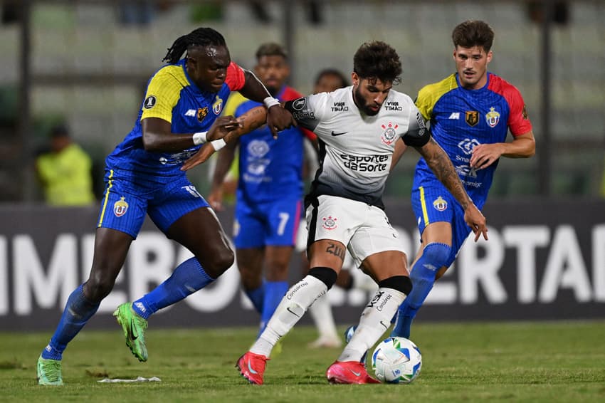 FBL-LIBERTADORES-UCENTRALVEN-CORINTHIANS