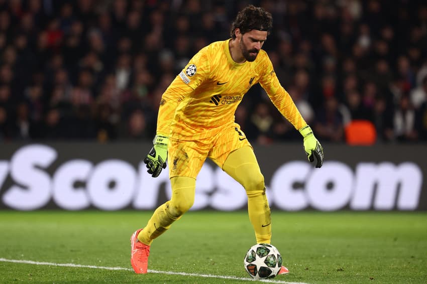 Alisson, goleiro da Seleção, ajudou o Liverpool a obter um bom resultado no jogo de ida das oitavas de final da Champions League ao fazer nove defesas (Foto: FRANCK FIFE/AFP)