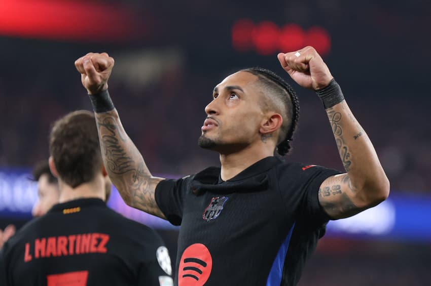 O atacante Raphinha, da seleção brasileira, marcou o gol da vitória contra o Benfica no jogo de ida oitavas de final da Champions (Foto: FILIPE AMORIM/AFP)