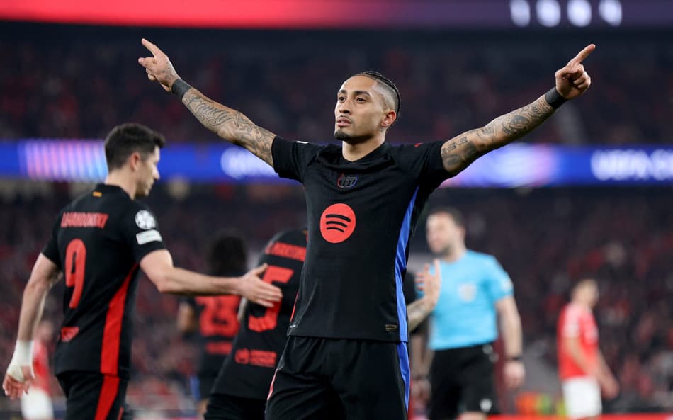Raphinha joga? Confira as escalações confirmadas de Barcelona e Benfica