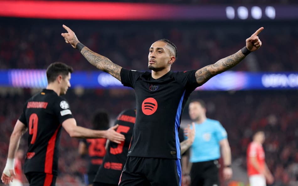 Raphinha é herói, e Barcelona vence Benfica com um a menos na Champions League