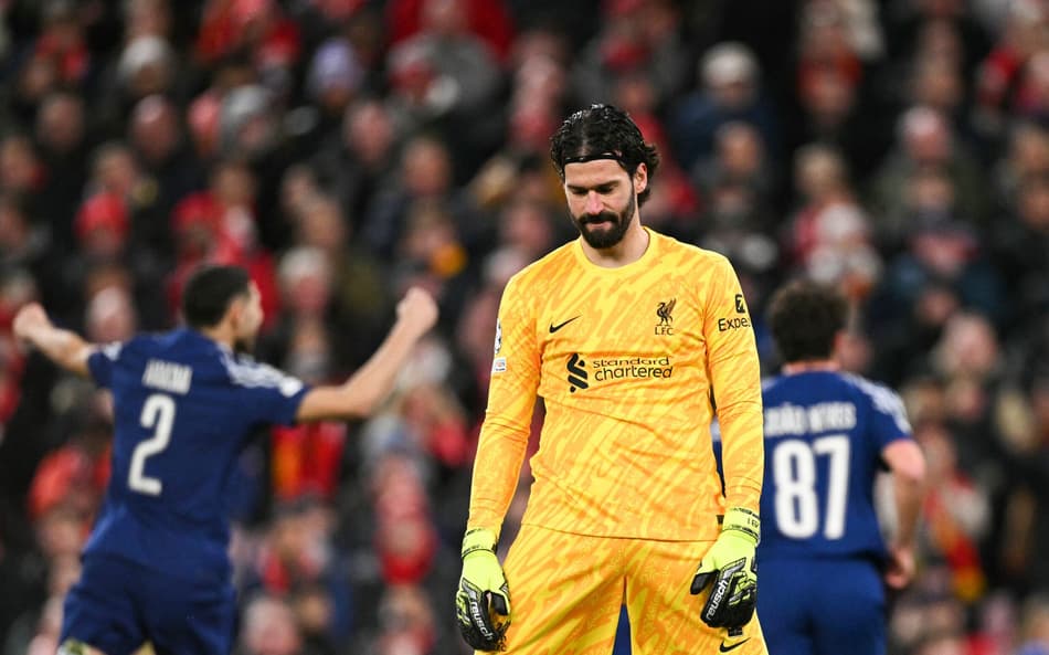 Web critica Alisson em eliminação do Liverpool na Champions League: ‘Reação de tartaruga’