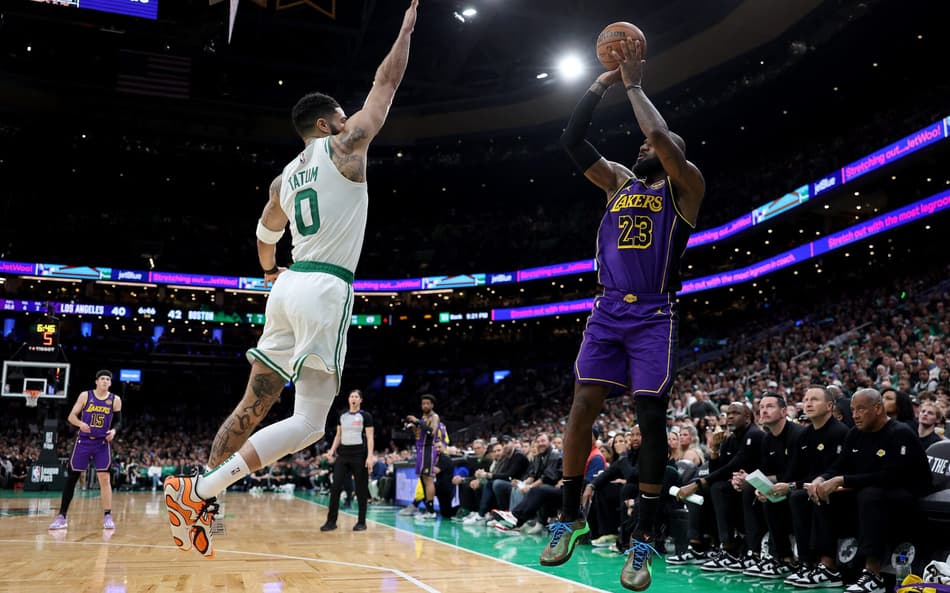 Vale isso? Astro da NBA faz cesta duvidosa ‘com os pés’ e vira assunto na web