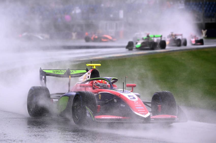 Carro de Rafael Câmara sob muita chuva na Austrália