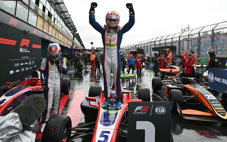 Rafael Câmara domina adversários e vence corrida principal no Bahrein da F3
