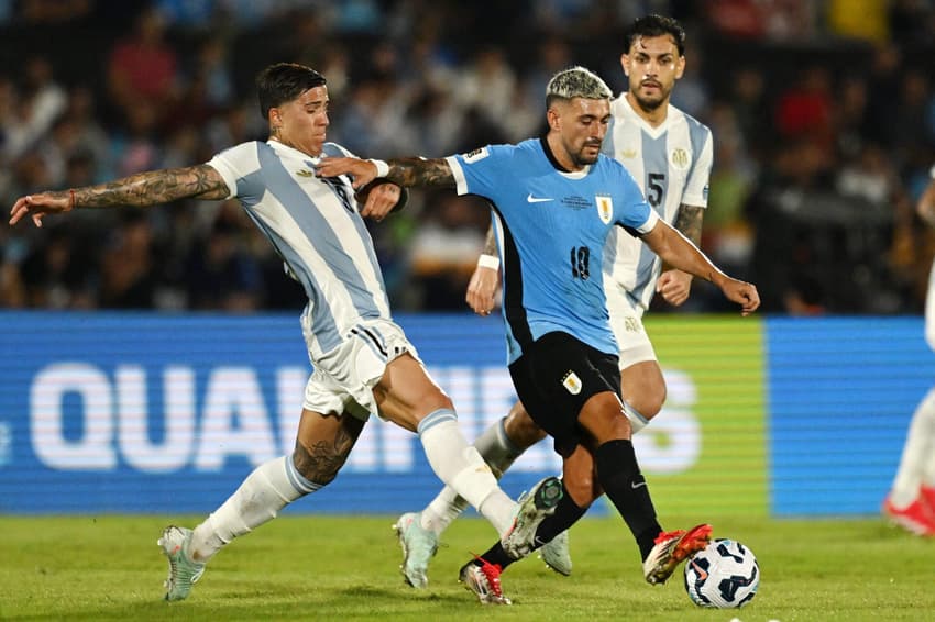 O meia do Flamengo, De Arrascaeta, sofreu uma lesão na partida entre Uruguai e Argentina (Foto: Eitan ABRAMOVICH / AFP)