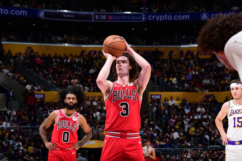 Chicago Bulls v Los Angeles Lakers