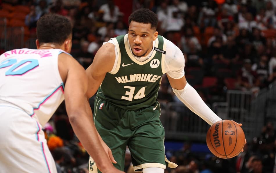 Giannis Antetokounmpo marca triplo-duplo e faz história na NBA mais uma vez
