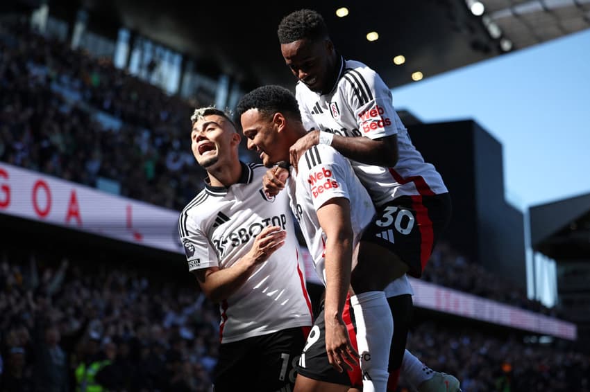 Rodrigo Muniz e Andreas Pereira comemora gol do Fulham contra o Liverpool