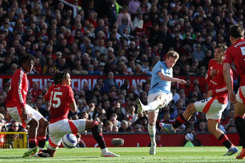 De Bruyne emação em United x City, em Manchester