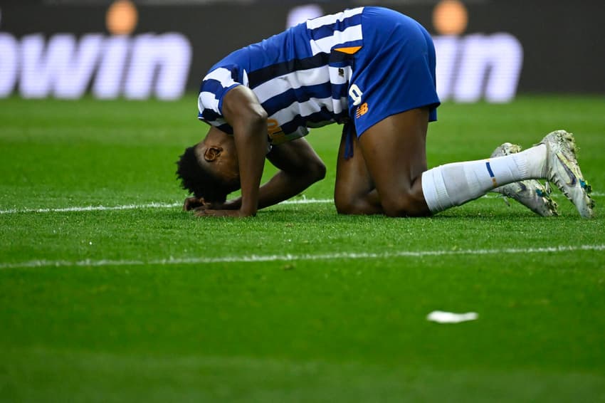 Samuel Omorodion lamenta em Porto x Benfica (Foto: Miguel Riopa / AFP)