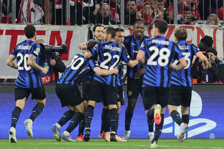 Jogadores da Inter comemoram gol contra o Bayern