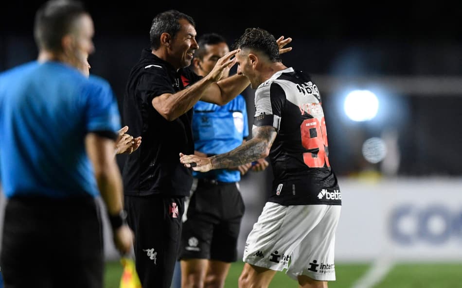 ANÁLISE: Vasco vence, não convence, mas reforça coro de apoio ao trabalho de Carille