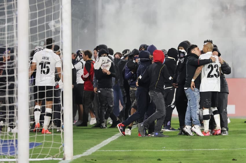 Partida entre Colo-Colo e Fortaleza foi interrompida após invasão de torcedores (Foto: Javier Torres/AFP)