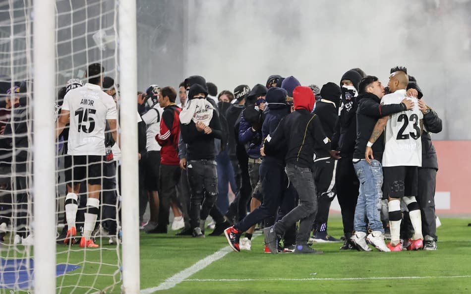 Federação chilena bane torcedores do Colo-Colo por invasão no jogo contra o Fortaleza