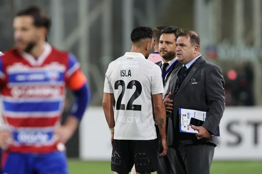 Partida entre Colo-Colo e Fortaleza foi interrompida após invasão de torcedores (Foto: Javier Torres/AFP)