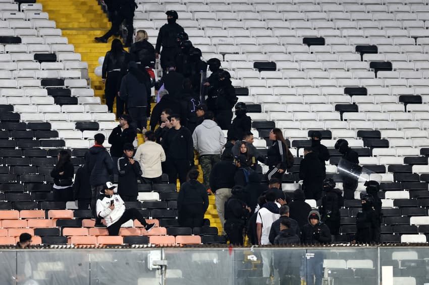 Partida entre Colo-Colo e Fortaleza foi interrompida após invasão de torcedores (Foto: Javier Torres/AFP)