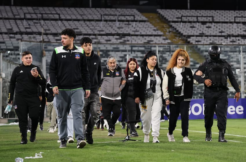 Partida entre Colo-Colo e Fortaleza foi interrompida após invasão de torcedores (Foto: Javier Torres/AFP)