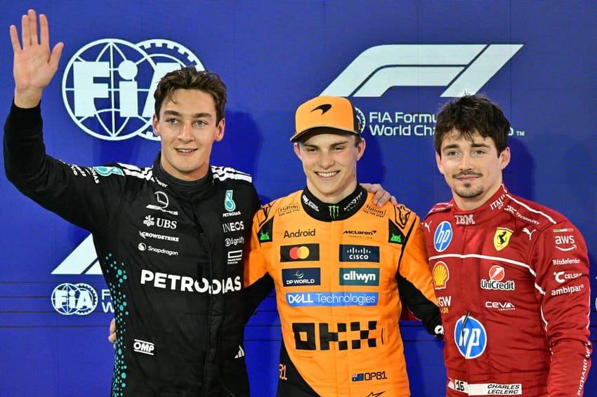 Da dir. para esq.: George Russell, Oscar Piastri e Charles Leclerc; eles são os três primeiros do Bahrein (Foto: Giuseppe Cacace / AFP)
