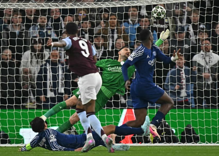 Donnarumma faz defesa difícil em Aston Villa x PSG (Foto: Paul Ellis / AFP)