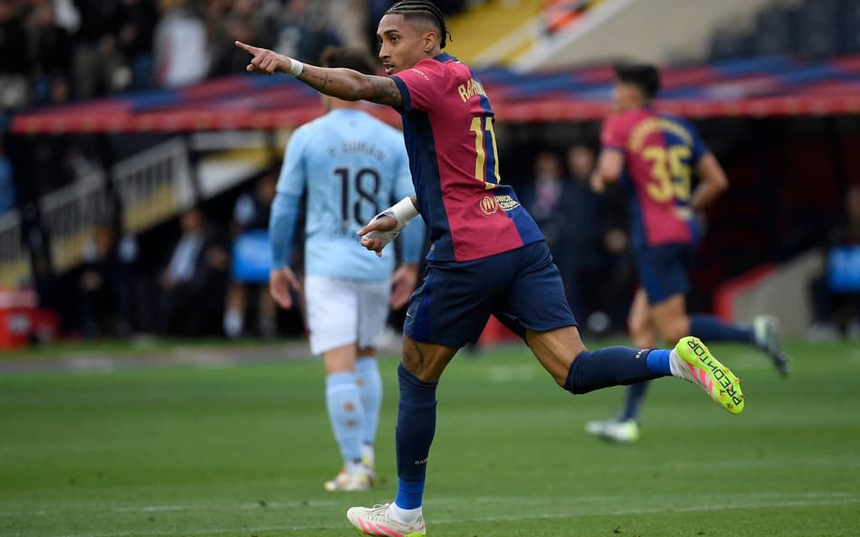 Com assistência e dois gols de Raphinha, Barcelona vira jogo incrível contra o Celta