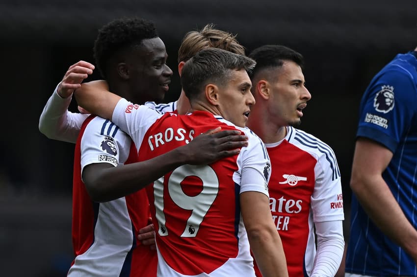 Trossard, Saka e Martinelli comemoram gol do Arsenal sobre o Ipswich