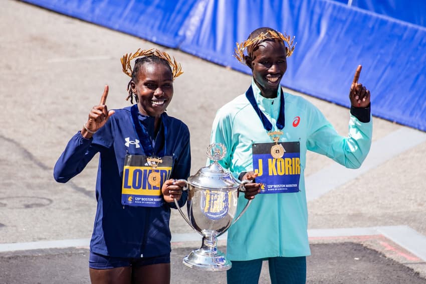 Sharon Lokedi e John Korir comemoram na Maratona de Boston