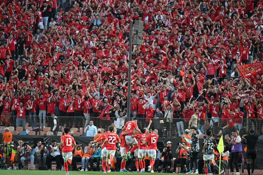 Jogadores do Al-Ahly comemoram gol com a torcida