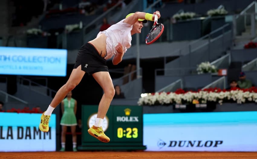 João Fonseca saca na derrota para o americano Tommy Paul em Madri (Photo by Thomas COEX / AFP)