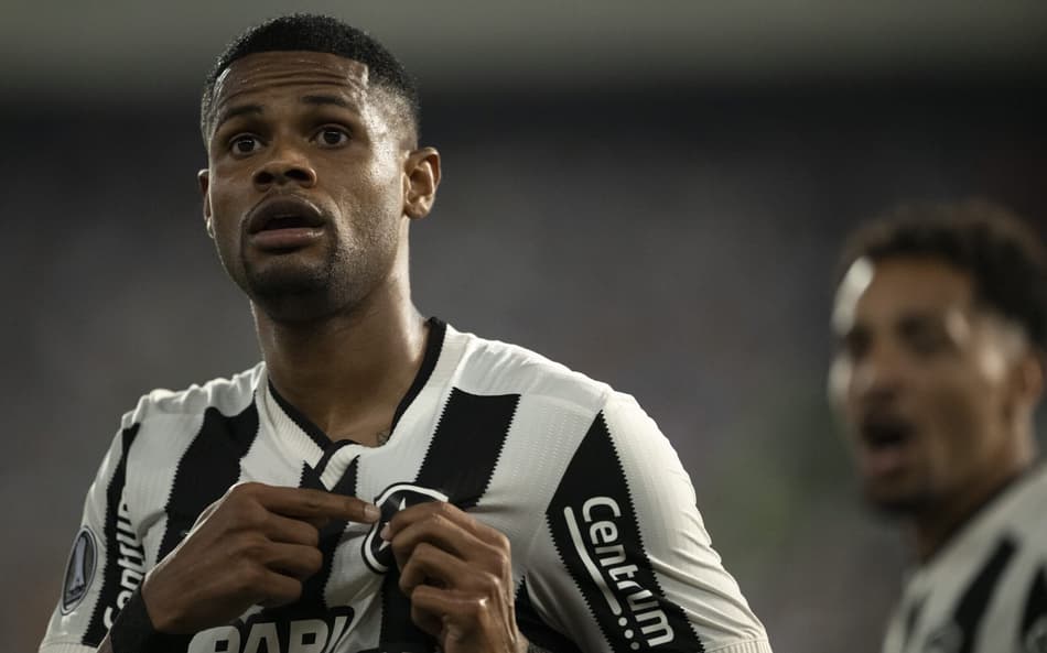 Botafoguenses se animam com recado de Júnior Santos em reapresentação: ‘Será que fica?’