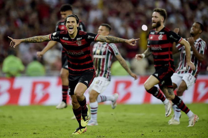 Pedro, do Flamengo, comemora seu gol durante partida contra o Fluminense, no Maracanã, pelo Brasileirão (Foto: Alexandre Loureiro/AGIF)