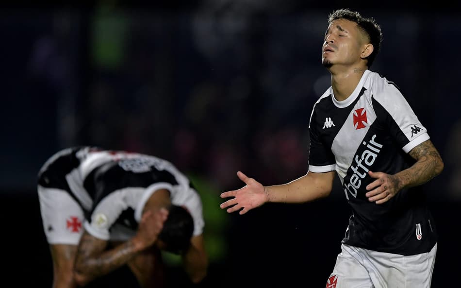 Técnico do Vasco explica substituição de Adson: ‘Tem jogado no limite da dor’
