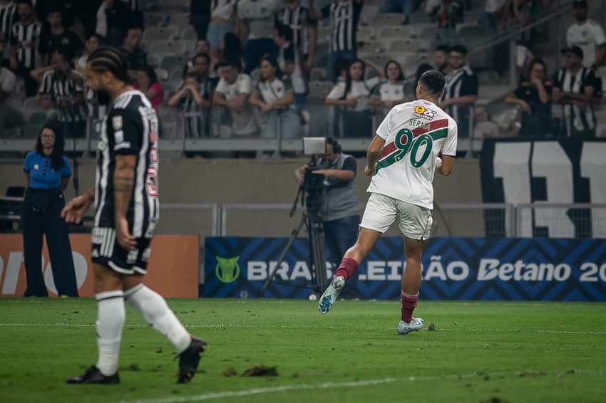 MG - BELO HORIZONTE - 24/08/2024 - BRASILEIRO A 2024, ATLETICO-MG X FLUMINENSE - Serna jogador do Fluminense comemora seu gol durante partida contra o Atletico-MG no estadio Mineirao pelo campeonato Brasileiro A 2024. Foto: Fernando Moreno/AGIF