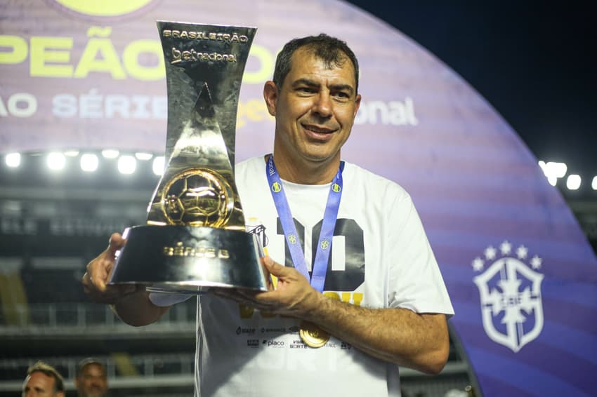 Fábio Carille comandou o Santos durante a Série B de 2014 e conquistou o acesso à elite do futebol brasileiro com o título. (Foto: Reinaldo Campos/AGIF)