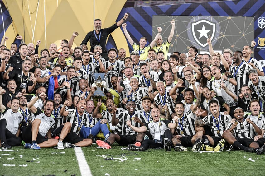 Elenco do Botafogo comemora título do Brasileirão no Nilton Santos