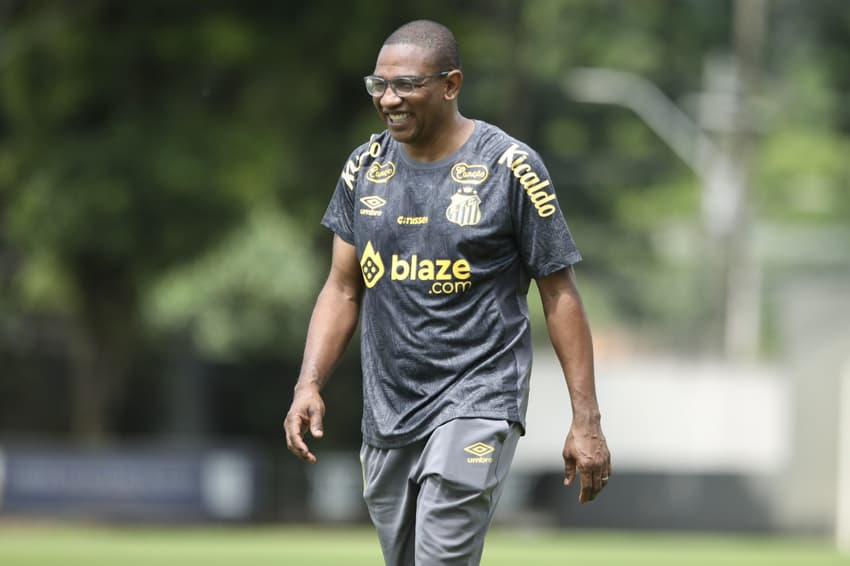 César Sampaio comanda treino do Santos, no CT Rei Pelé. Peixe encara o Red Bull Bragantino neste domingo (27), na Vila Belmiro. (Foto: Reinaldo Campos/AGIF)